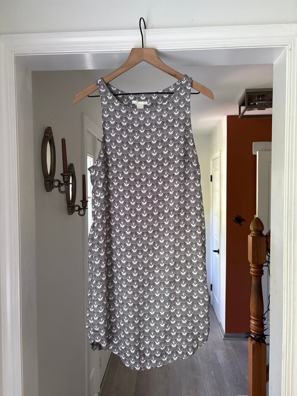 H&M | Gray Scallop Print Sleeveless Mini Shift Dress Size 6 Art Deco